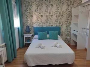 a bedroom with a bed with two towels on it at "La Villa de Iker" con Piscina, Barbacoa y a 10 mint de Puy du Fou in Argés +45 photos
