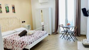 - une chambre avec un lit et une table dans l'établissement Pindemonte Suites, à Palerme