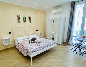 - une chambre avec un lit, une table et des chaises dans l'établissement Pindemonte Suites, à Palerme