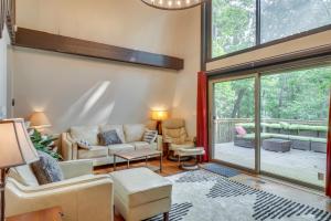 ภาพในคลังภาพของ Spacious Massanutten Retreat with Hot Tub and Games ในMcGaheysville