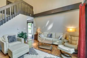 ภาพในคลังภาพของ Spacious Massanutten Retreat with Hot Tub and Games ในMcGaheysville