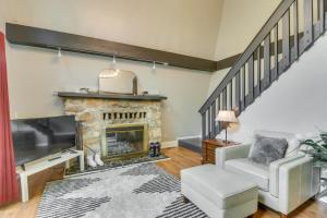 ภาพในคลังภาพของ Spacious Massanutten Retreat with Hot Tub and Games ในMcGaheysville