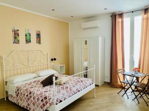 - une chambre avec un lit, une table et des chaises dans l'établissement Pindemonte Suites, à Palerme