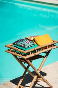 佛羅倫斯的住宿－羅浮匝諾住宿加早餐酒店，游泳池畔的竹制折叠桌