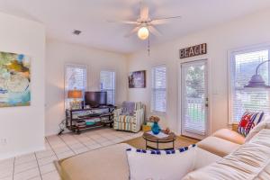 Televiisor ja/või meelelahutuskeskus majutusasutuses Pops Place - COZY Cottage that is Close to the Beach