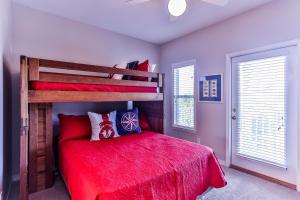 Voodi või voodid majutusasutuse Pops Place - COZY Cottage that is Close to the Beach toas +28 fotot