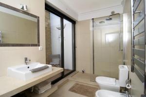 Casa Sereia Praia في ساليما: حمام مع حوض ومرحاض ودش