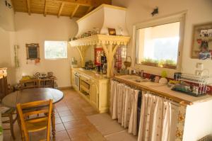 een keuken met een aanrecht, een wastafel en een tafel bij Villa au calme sans vis-à-vis in Aouste-sur-Sye