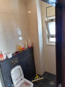 niewielka łazienka z toaletą i oknem w obiekcie Rawabi appartment w mieście ‘Ajjūl