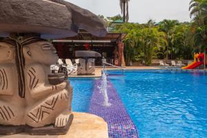 - une piscine dans un complexe avec une fontaine dans l'établissement Leyenda Boutique Hotel & Spa, à Sámara