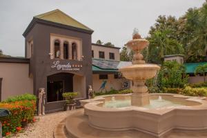 une grande fontaine devant un bâtiment dans l'établissement Leyenda Boutique Hotel & Spa, à Sámara