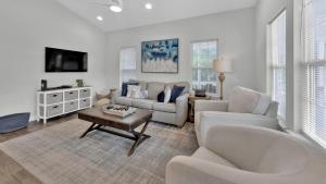 Televiisor ja/või meelelahutuskeskus majutusasutuses Luna Sea - Is a short walk to the beach and close to Seaside