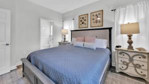 Voodi või voodid majutusasutuse Luna Sea - Is a short walk to the beach and close to Seaside toas +23 fotot