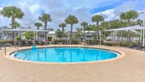 een zwembad in een resort met palmbomen bij Luna Sea - Is a short walk to the beach and close to Seaside in Santa Rosa Beach