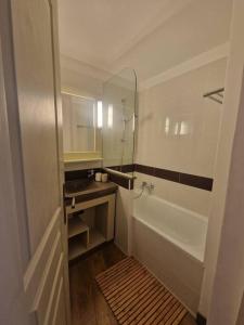 une salle de bain avec une douche, un lavabo et une baignoire dans l'établissement Cap Esterel/Cœur Village/RDJ, à Saint-Raphaël