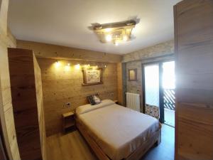 A bed or beds in a room at Bertuzzi Luxury Chalet