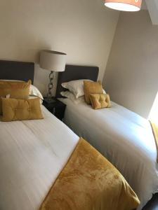 two beds sitting next to each other in a room at EXECUTIVE SINGLE & DOUBLE ROOMS - Margam, Mountain View, Nr Port Talbot Works, Hospital & Theatre in Port Talbot