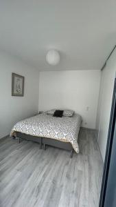 1 dormitorio con 1 cama en la esquina de una habitación en Villa des églantines maison jacuzzi bord de mer en Saint-Jean-de-Monts