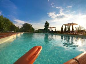 レッジェッロにあるPleasant holiday home in Reggello with poolの水中のオレンジいかだ付きのスイミングプール