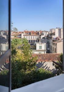 aus einem Fenster mit Stadtblick in der Unterkunft Très bel appartement avec une jolie vue dans le quartier prisé de Vauban in Marseille