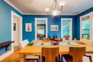 comedor con paredes azules y mesa de madera en Beech Street Retreat, en Rockland