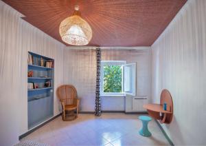 ein Wohnzimmer mit einem Tisch und einem Fenster in der Unterkunft Très bel appartement avec une jolie vue dans le quartier prisé de Vauban in Marseille