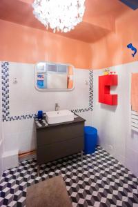 ein Bad mit einem Waschbecken und einem Spiegel in der Unterkunft Très bel appartement avec une jolie vue dans le quartier prisé de Vauban in Marseille