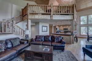 una sala de estar con sofás y un loft en Avalanche Chalet At Terry Peak Ski Resort, en Lead