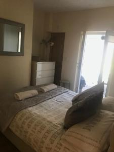 EXECUTIVE SINGLE & DOUBLE ROOMS - Margam, Mountain View, Nr Port Talbot Works, Hospital & Theatreにあるベッド