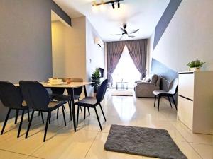 The Horizon Ipoh Stay by Grab A Stay في ايبوه: غرفة طعام وغرفة معيشة مع طاولة وكراسي