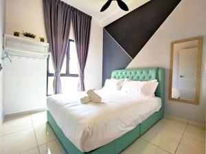 Giường trong phòng chung tại The Horizon Ipoh Stay by Grab A Stay +116 ảnh