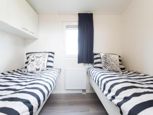 Giường trong phòng chung tại Chalet with dishwasher near Hoorn