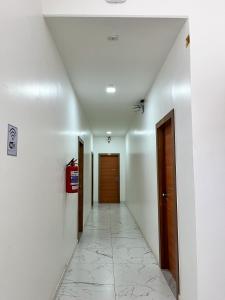 貝倫的住宿－HOTEL AVENIDA，走廊设有两扇门,铺有瓷砖地板