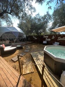 Bazén v ubytovaní Bubble Glamping Sicily alebo v jeho blízkosti