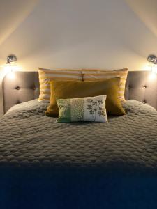 Una cama con dos almohadas encima. en Holmsminde, en Viborg