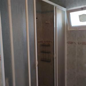 baño con ducha y ventana en Yemyeşil tertemiz havalı köy evi, en Burunabat