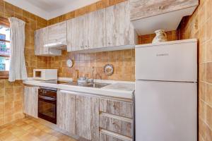 een keuken met een witte koelkast en een wastafel bij Cozy two bedrooms apartament in the heart of Los Gigantes in Acantilado de los Gigantes