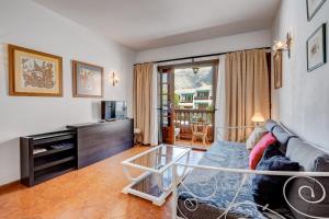 a living room with a couch and a glass table at Cozy two bedrooms apartament in the heart of Los Gigantes in Acantilado de los Gigantes