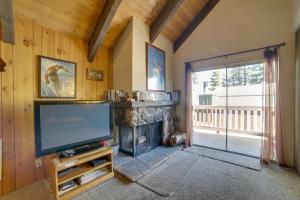 Μια τηλεόραση ή/και κέντρο ψυχαγωγίας στο Mammoth Lakes Condo with Fireplace and Mountain Views
