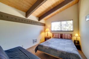 Ένα ή περισσότερα κρεβάτια σε δωμάτιο στο Mammoth Lakes Condo with Fireplace and Mountain Views +23 φωτογραφίες