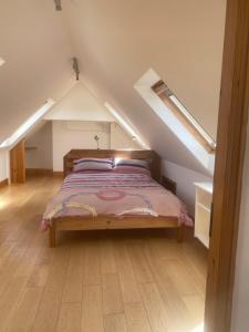 ein Schlafzimmer mit einem Bett im Dachgeschoss in der Unterkunft Ned's Cottage in Kincasslagh