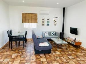 sala de estar con sofá y mesa en Casas La Almadraba, en Barbate