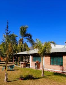 un bâtiment avec des palmiers en face de celui-ci dans l'établissement Lugar clave, à Cerrillos