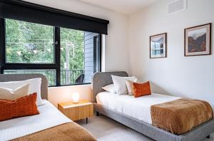 Llit o llits en una habitació de Serenity Now by Revelstoke Vacations