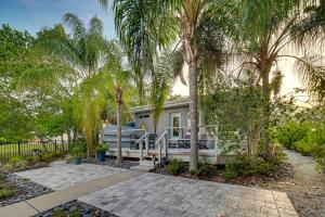 une maison avec des palmiers devant elle dans l'établissement Pet-Friendly Waterfront Home - 2 Mi to Beach!, à Tarpon Springs