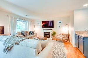 ein Wohnzimmer mit Couch und Kamin in der Unterkunft Kiawah Island Vacation Rental Walk to Beach! in Kiawah Island