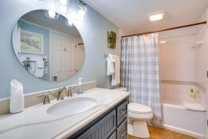 ein Badezimmer mit Waschbecken, Toilette und Spiegel in der Unterkunft Kiawah Island Vacation Rental Walk to Beach! in Kiawah Island + 19 Fotos