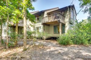 einen Außenblick auf ein Haus mit einem Balkon in der Unterkunft Kiawah Island Vacation Rental Walk to Beach! in Kiawah Island