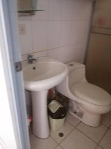 uma casa de banho com um lavatório branco e um WC. em Hermoso dpto en la victoria con todos los servicio em La Victoria