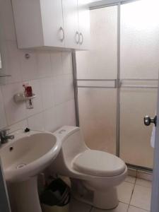 a bathroom with a toilet and a sink and a shower at Hermoso dpto en la victoria con todos los servicio in La Victoria
